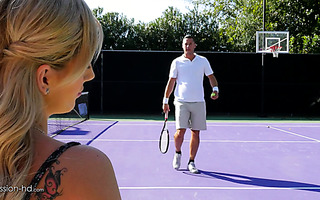 Стройная блондинка шпилится с любовником на скамейке теннисного корта