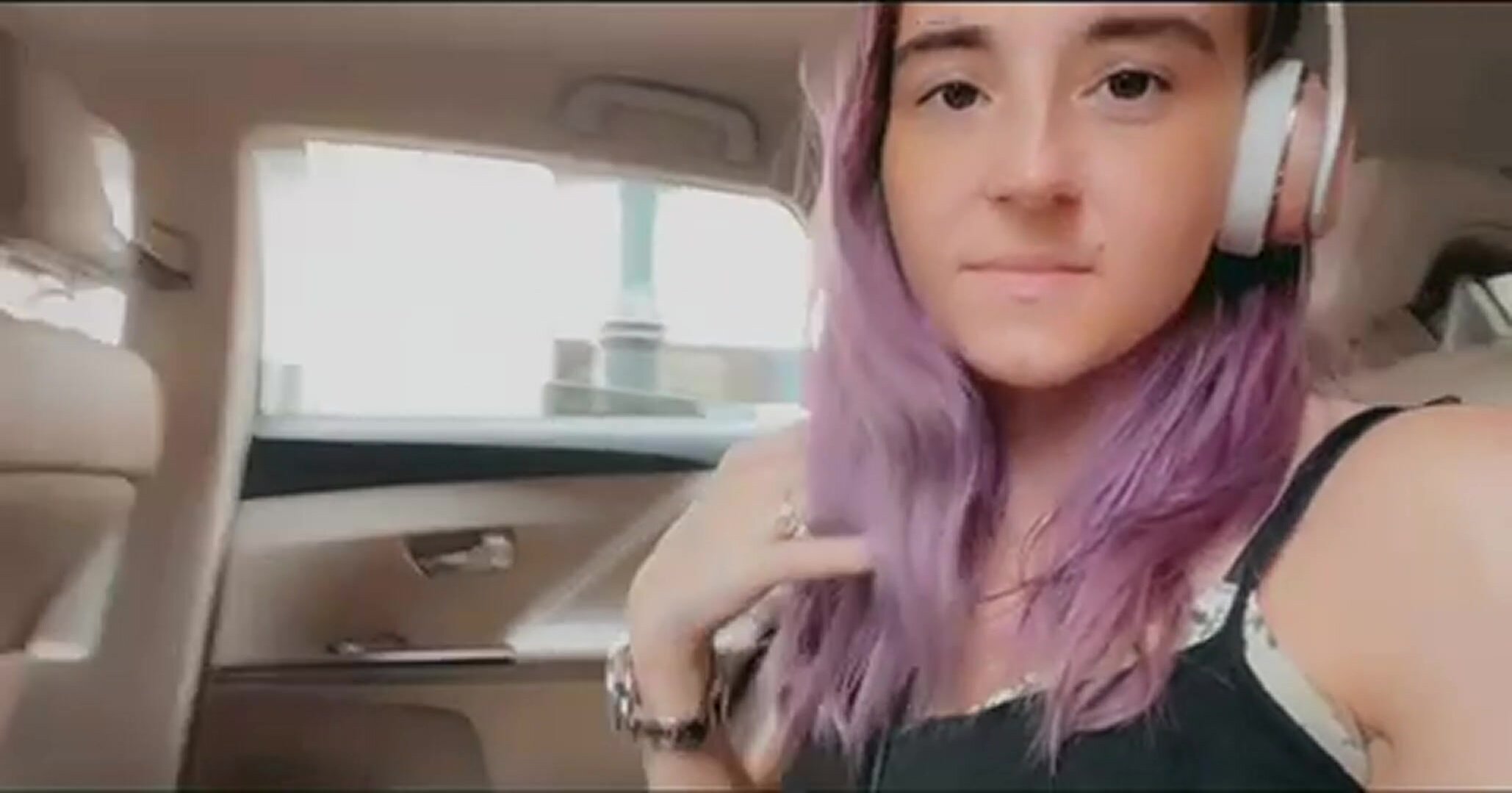 Flashing my pussy to make sure I get that 5 ⭐️ Uber rating