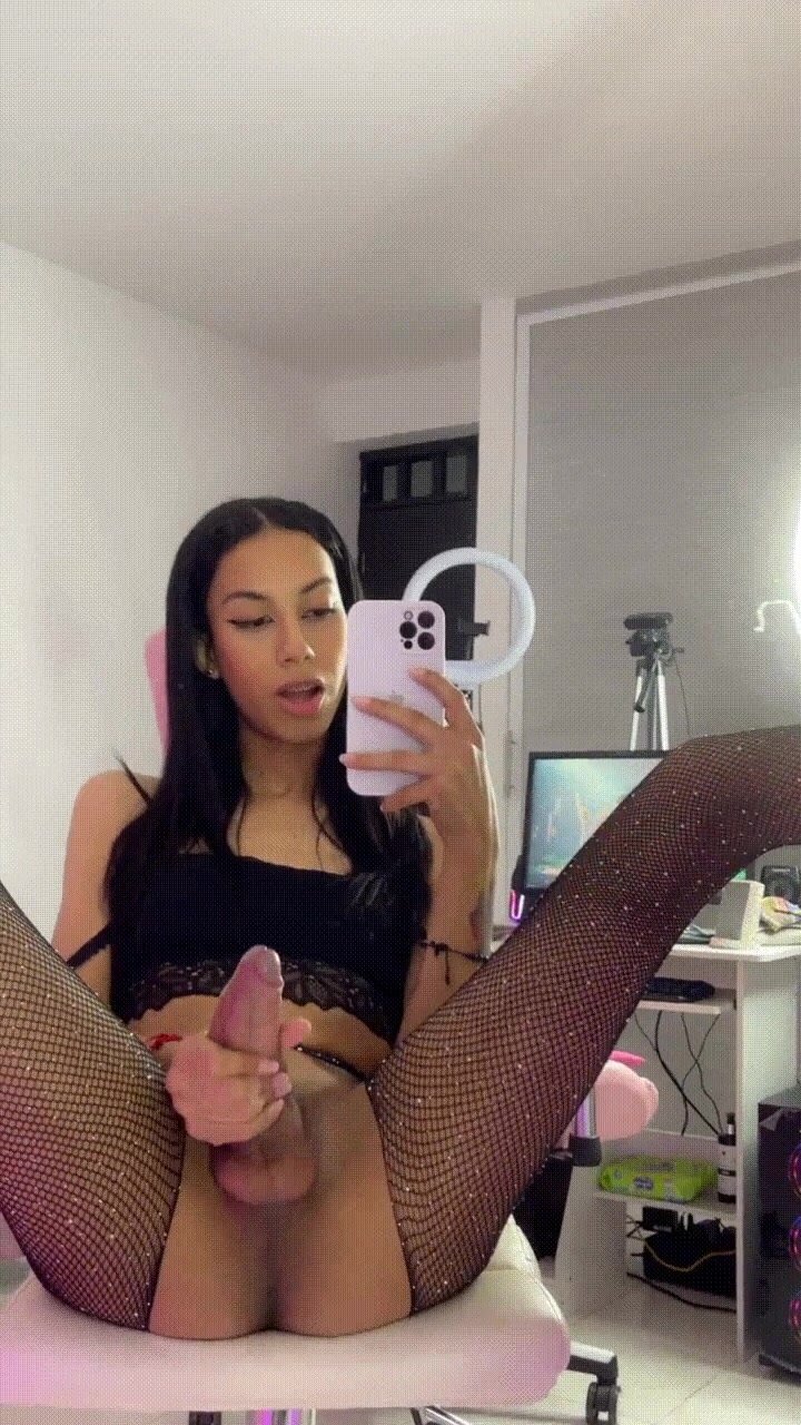 this snake wanna crush u