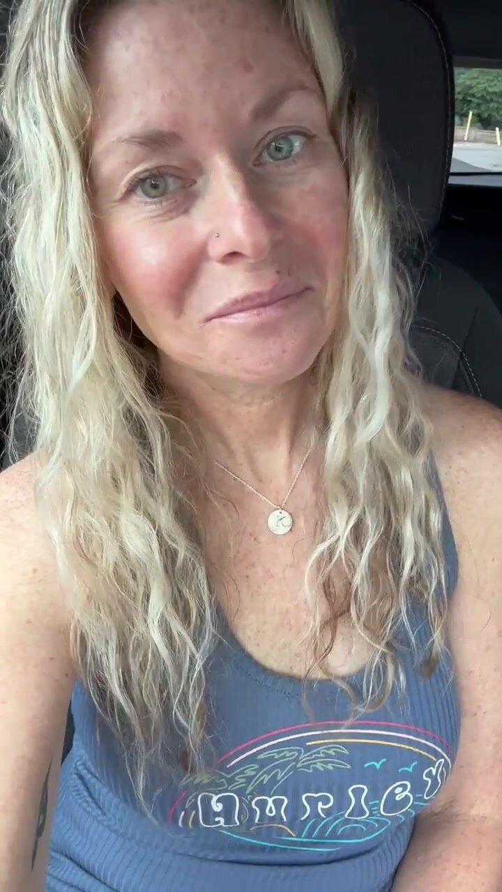 I flash you in a bar..are you telling your wife?