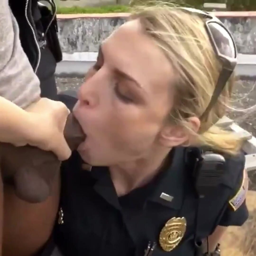 The new cop thought she was tough coming into the projects and giving orders lol