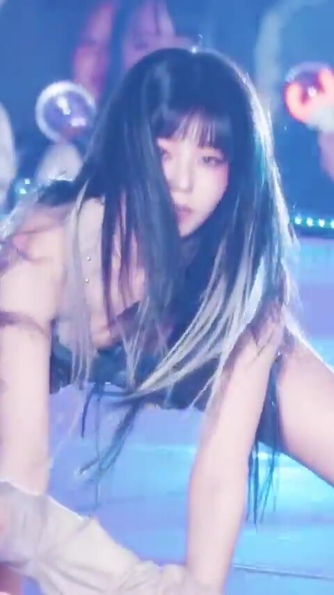 NMIXX - Kyujin & Lily