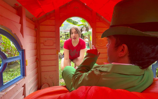 Thick chick offers leprechaun her pussy in exchange for gold