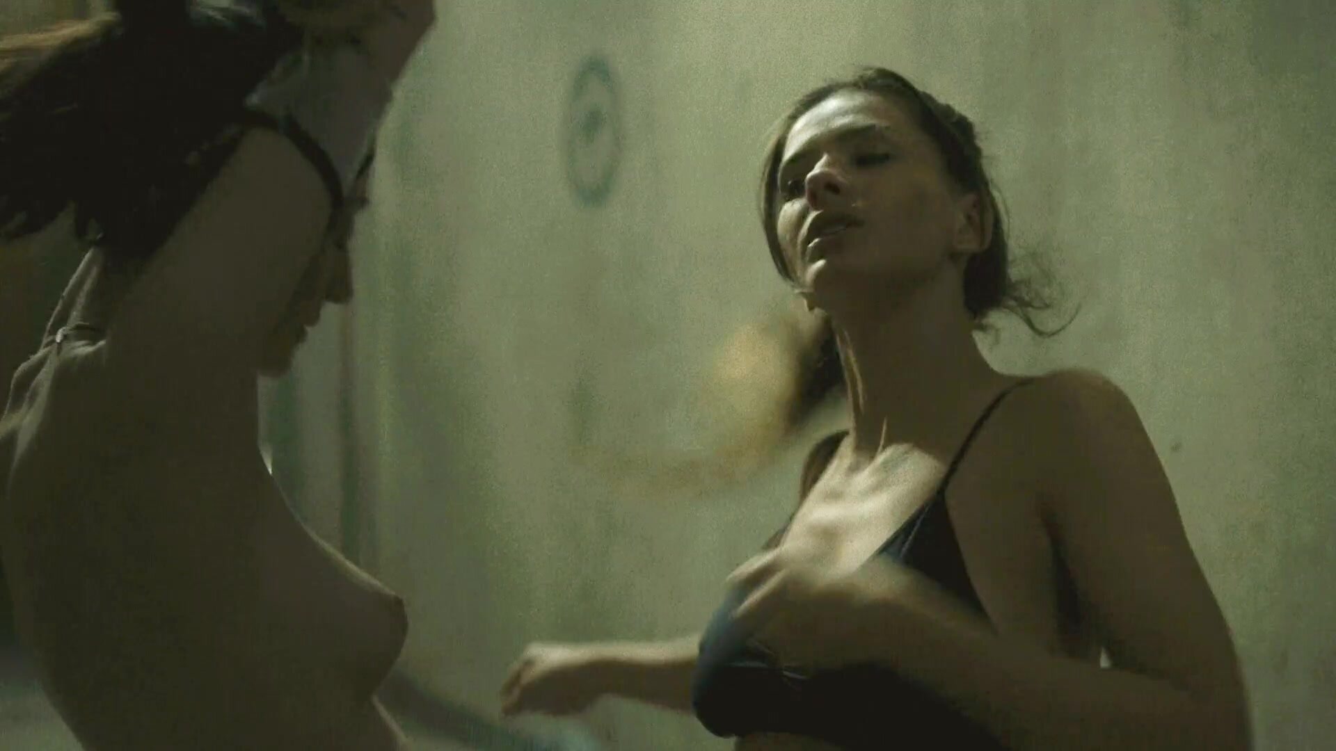 Eugenia 'China' Suárez & Camila Peralta - En el barro s02e01 2026