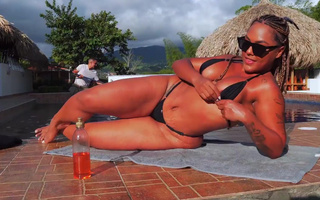 Curvy latina lady grants pool guy unforgettable outdoor sensations
