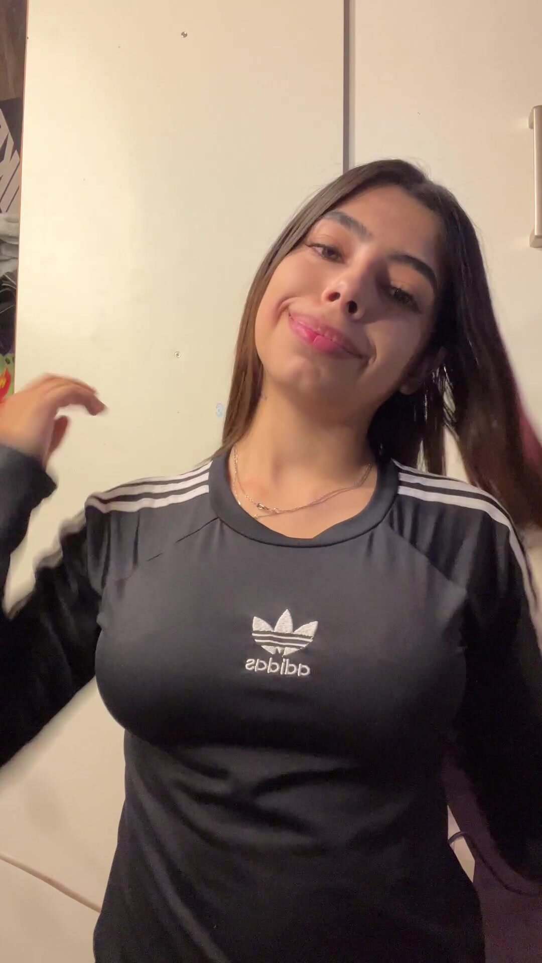 adidas latinas tetas