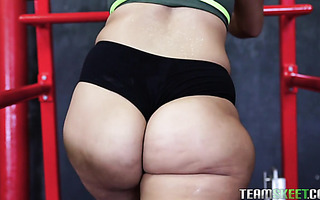 Valentina Jewels works on her fat ass in GYM before fucking