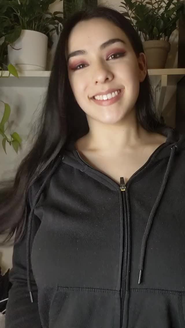 CUTE GIRL WITH Big Beautiful Tits TO SHOW OFF