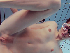 Пловчиха Настя любит плавать под водой абсолютно голой