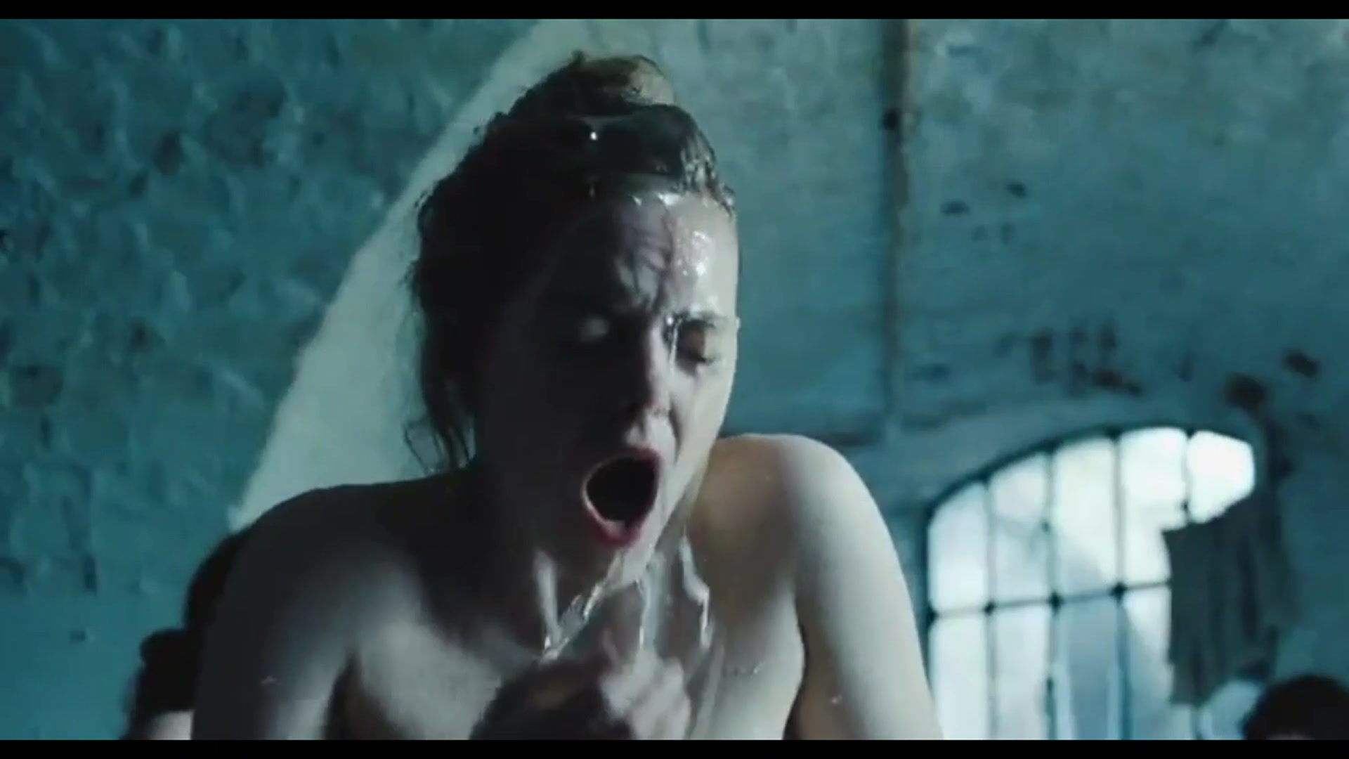 Emma Stone natural plots in The Favourite