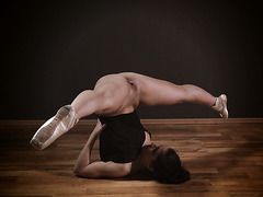 Грациозная балерина Нина Торнаскова выставляет прелести напоказ