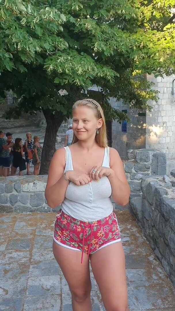 This is my style of visiting medieval historic cities. I hope you guys like it. heh