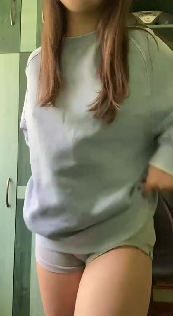 hungry butt hiding behind baggy clothes