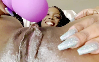 Ebony rubs her clit with vibrator and shows dripping pussy close-up