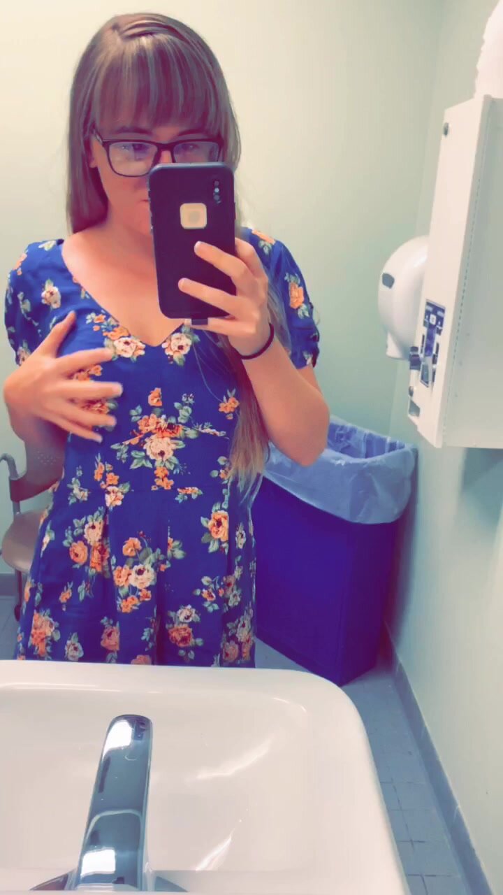 Cum meet me in the office bathroom I’m horny ;)