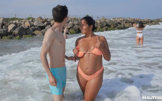 Twerp with a fat cock scores with a big tits Latina MILF on the beach