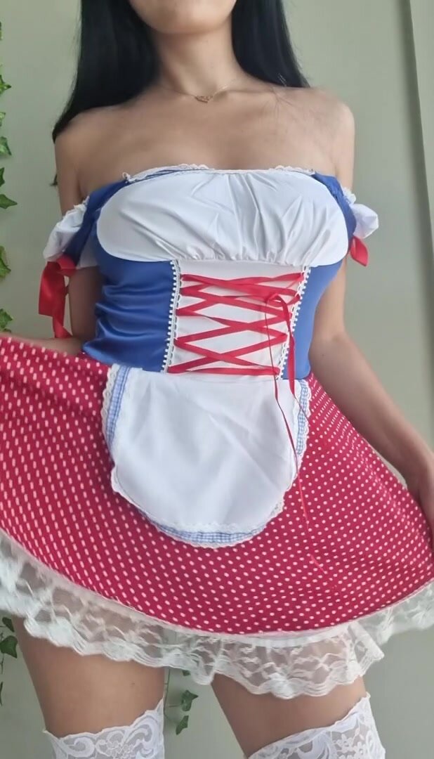 I look cute as a beermaiden