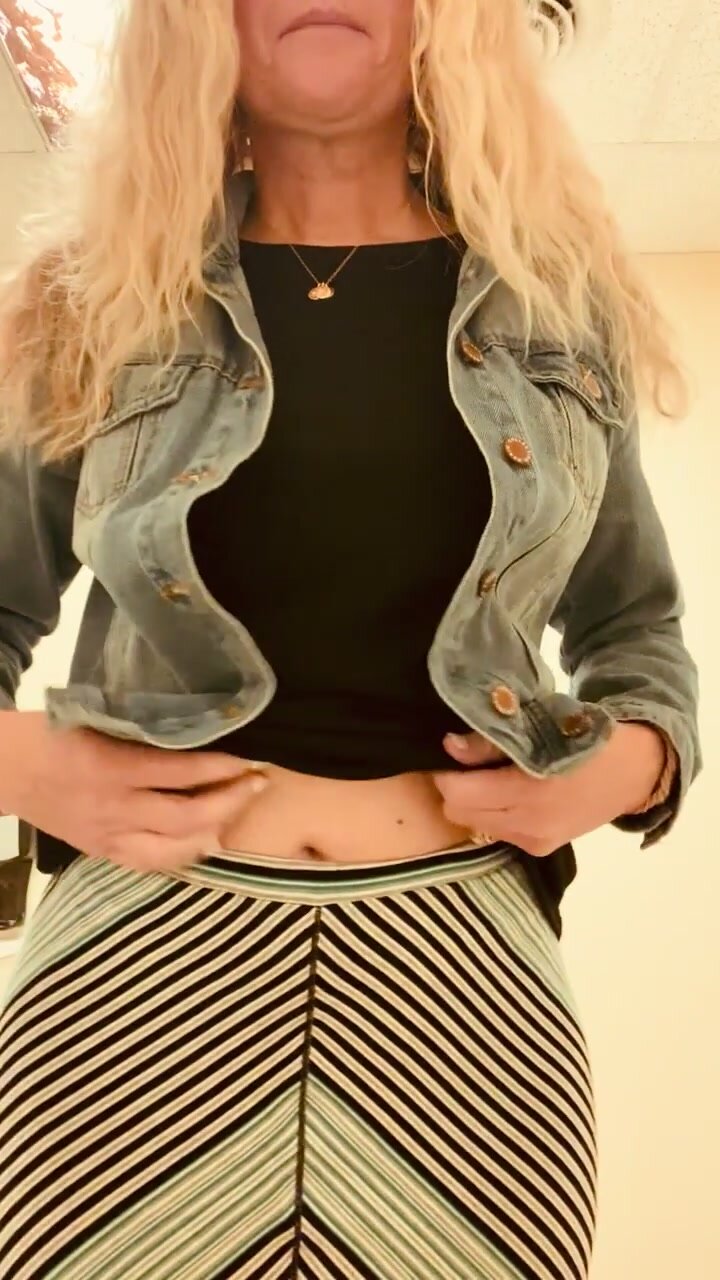 Just a horny MILF in the bar toilets