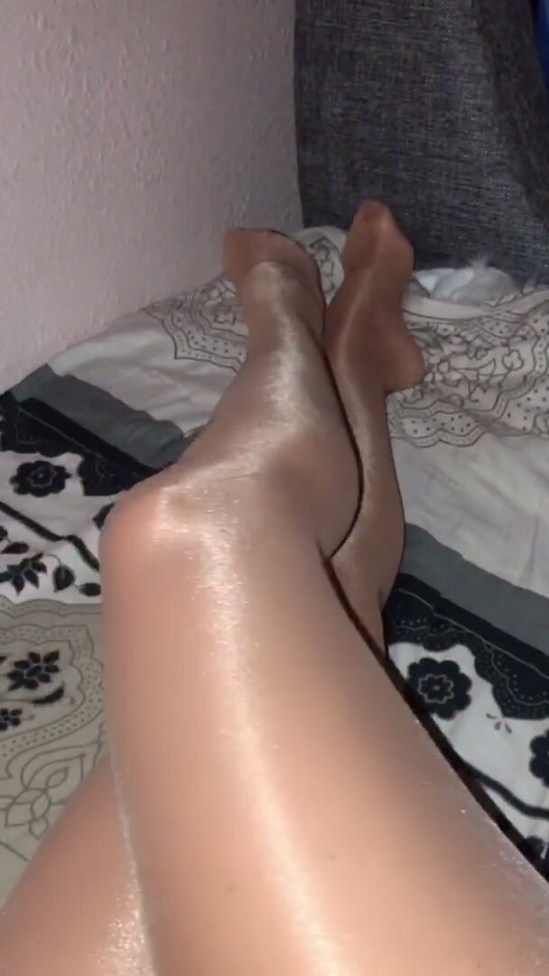 I feel my self so fucking horny in the pantyhose... Mmm love to seduce you