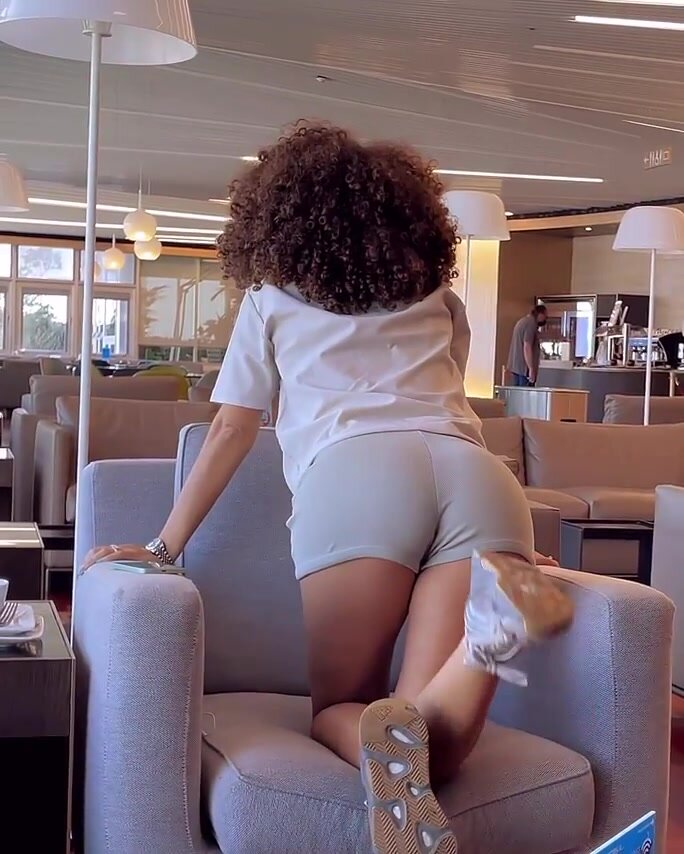 When I'm in an airport lounge I prefer to go to the bathroom for a quickie instead eating food