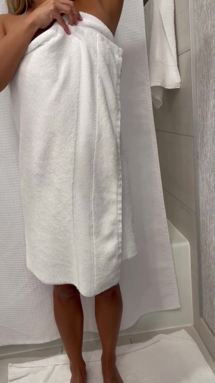 Who wants to eat out my freshly waxed pussy